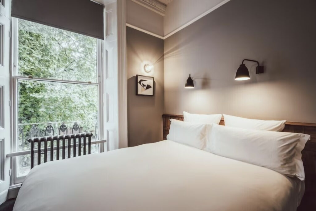 Hotellrom med utsikt ut hagen.