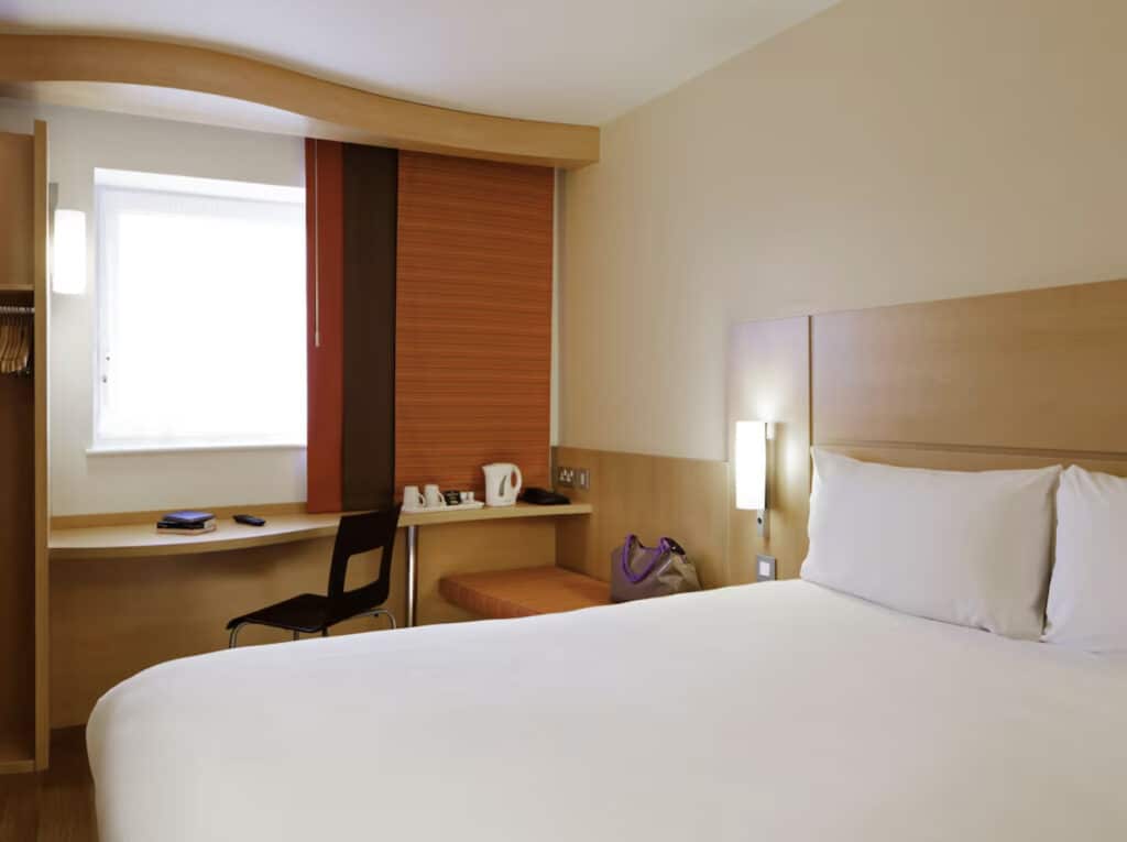 Hotellrom med dobbeltseng. 