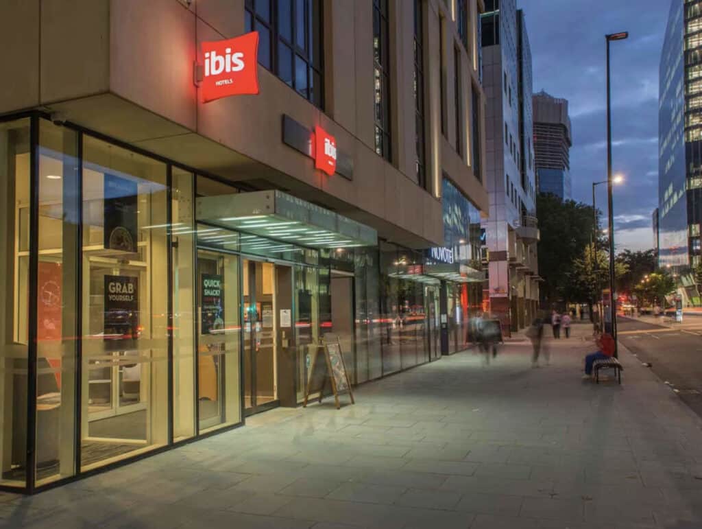 Hotell i London fasade med inngang.