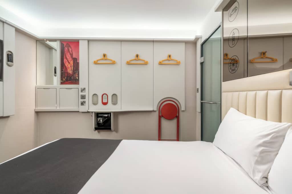 Dobbeltrom med kleshengere på veggene.