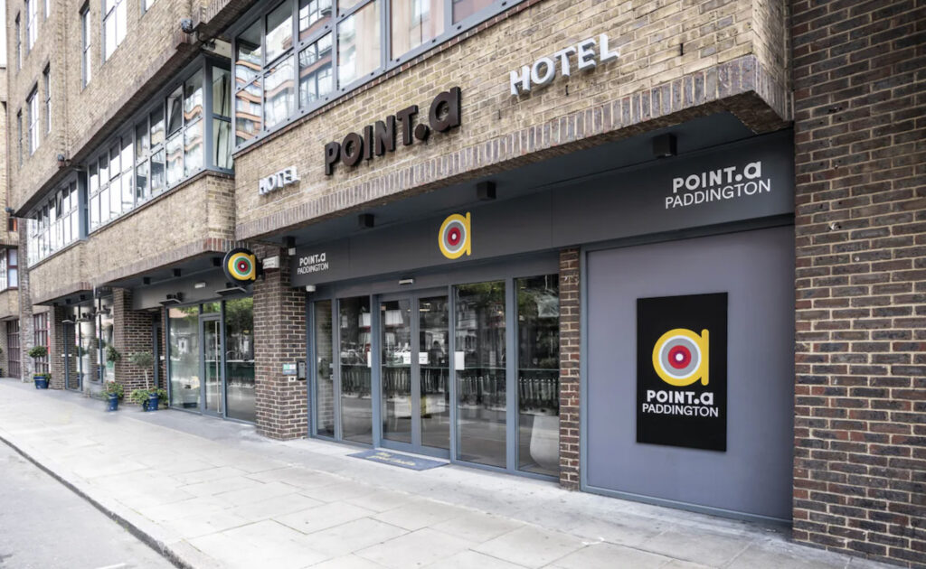 Hotellet utenfor med dører og sidegate.