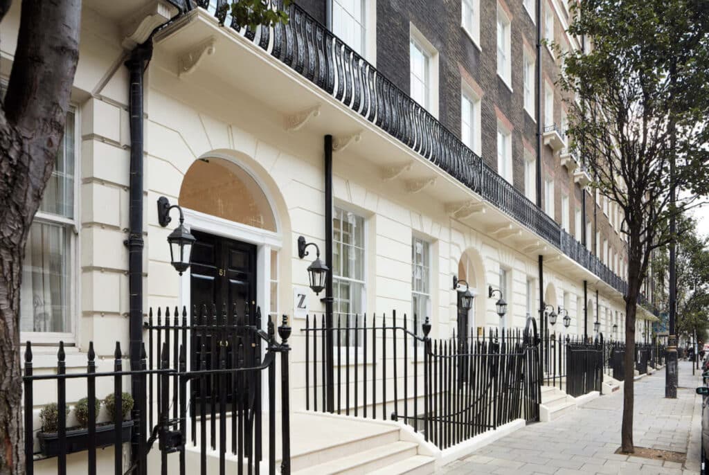 Hotellets fasade utenfor med inngang.