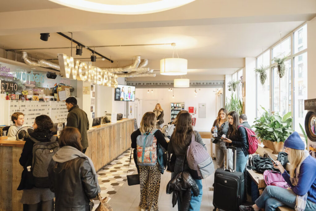 London billig hotell med folk i gangen.