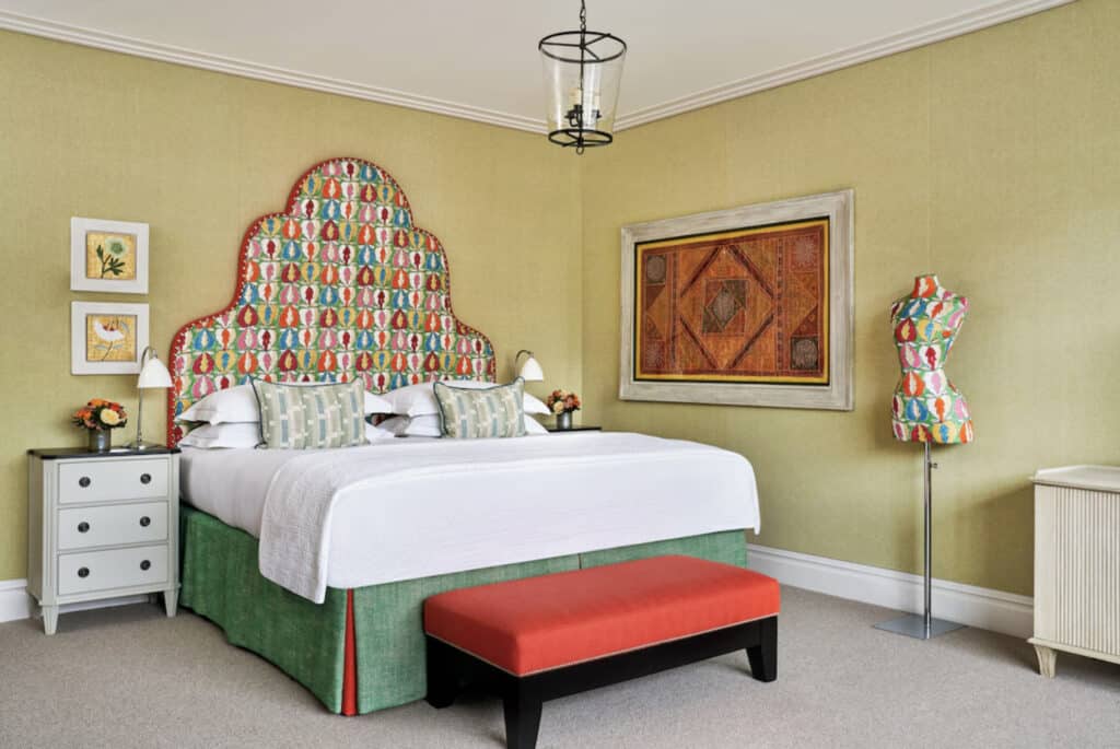 Hotellrom med fargerikt interiør.