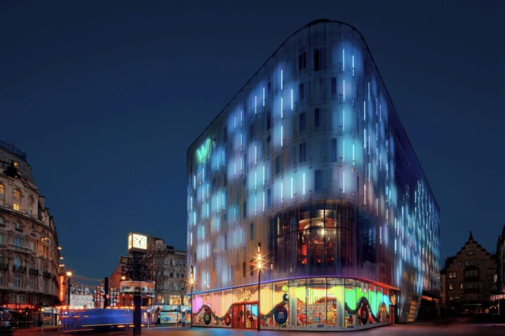Hotell utenfor, med neonlys i vinduene.