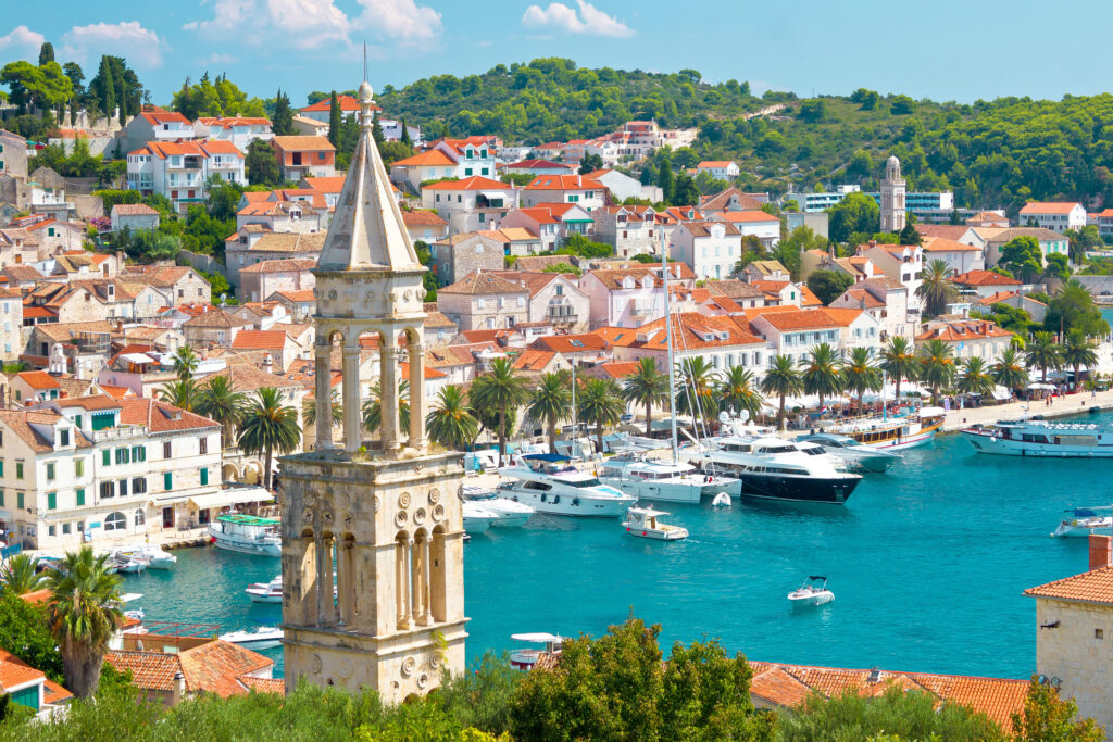 En fantastisk luftutsikt over den vakre byen og havnen i Hvar, som ligger i hjertet av Dalmatia, Kroatia.