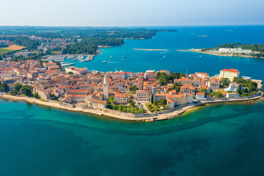 Luftutsikt over byen Poreč, Istria, Kroatia.