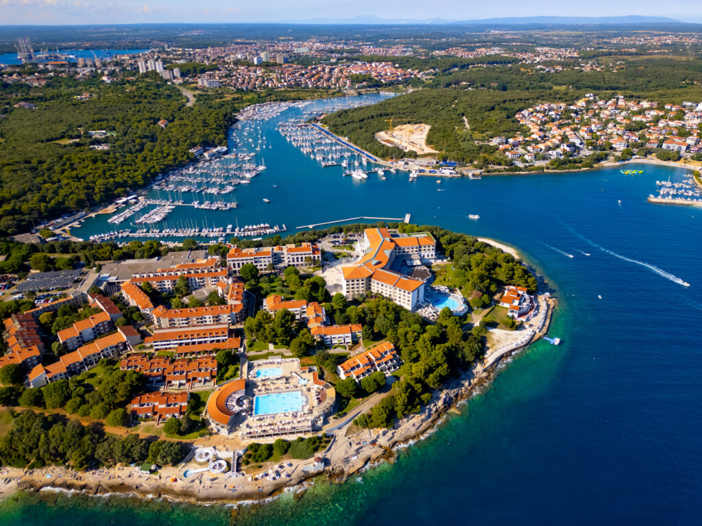 Panoramautsikt over Pula, Kroatia, tatt med drone.