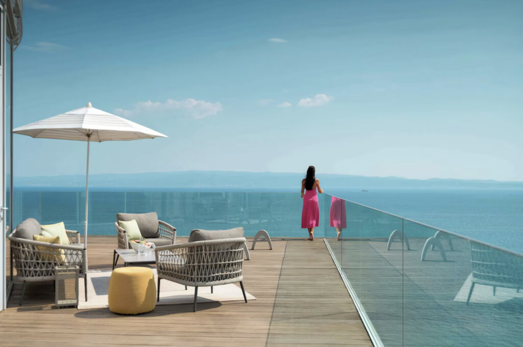Radisson Blu hotell med hav som utsikt, en dame som ser utover.