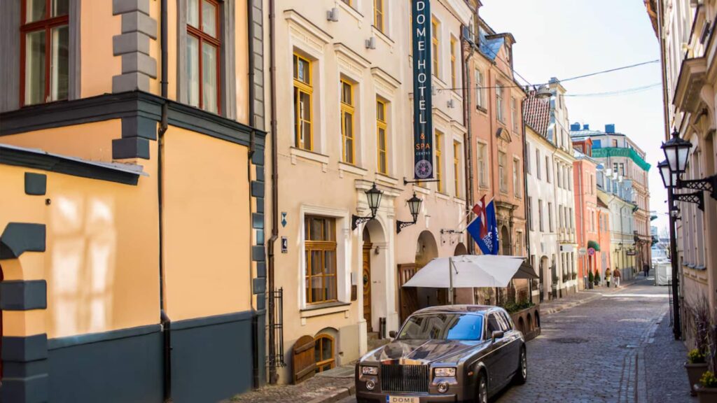 Dome Hotel utenfor døra langs gaten.