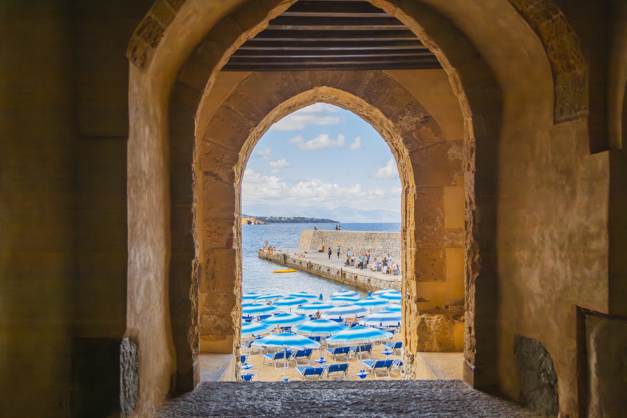 utsikt til en strand via en bygning på sicilia italia
