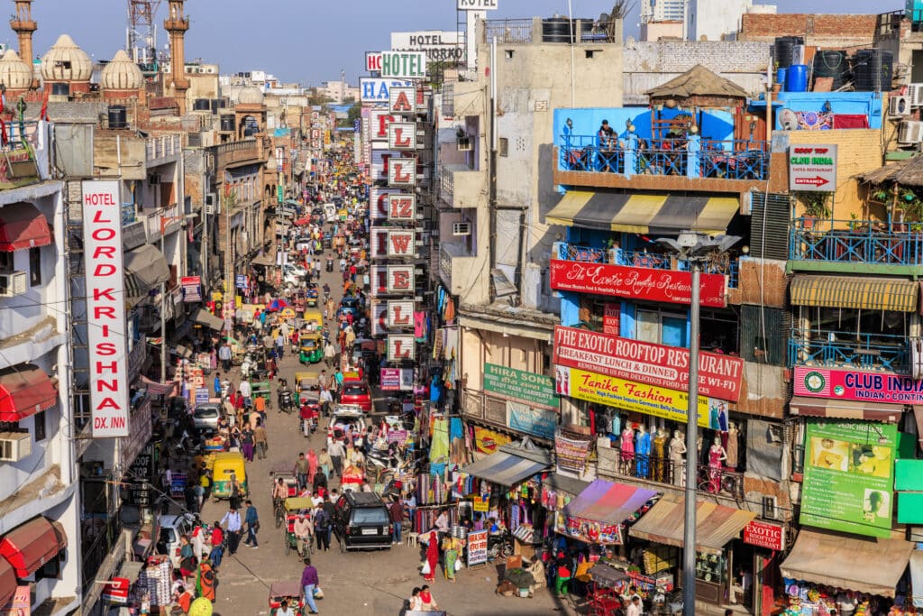 New Dehli i India med folkemengde.