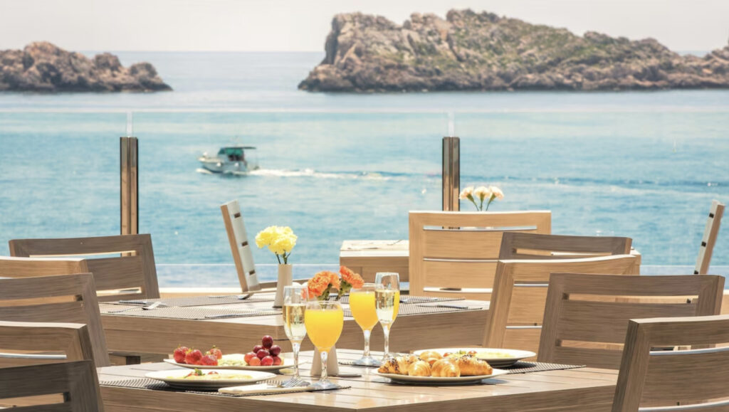 Frokost servert med utsikt over vannet.