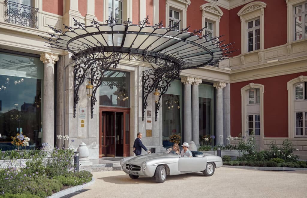 Utendørs med bil og folk som kommer inn til hotellet. 