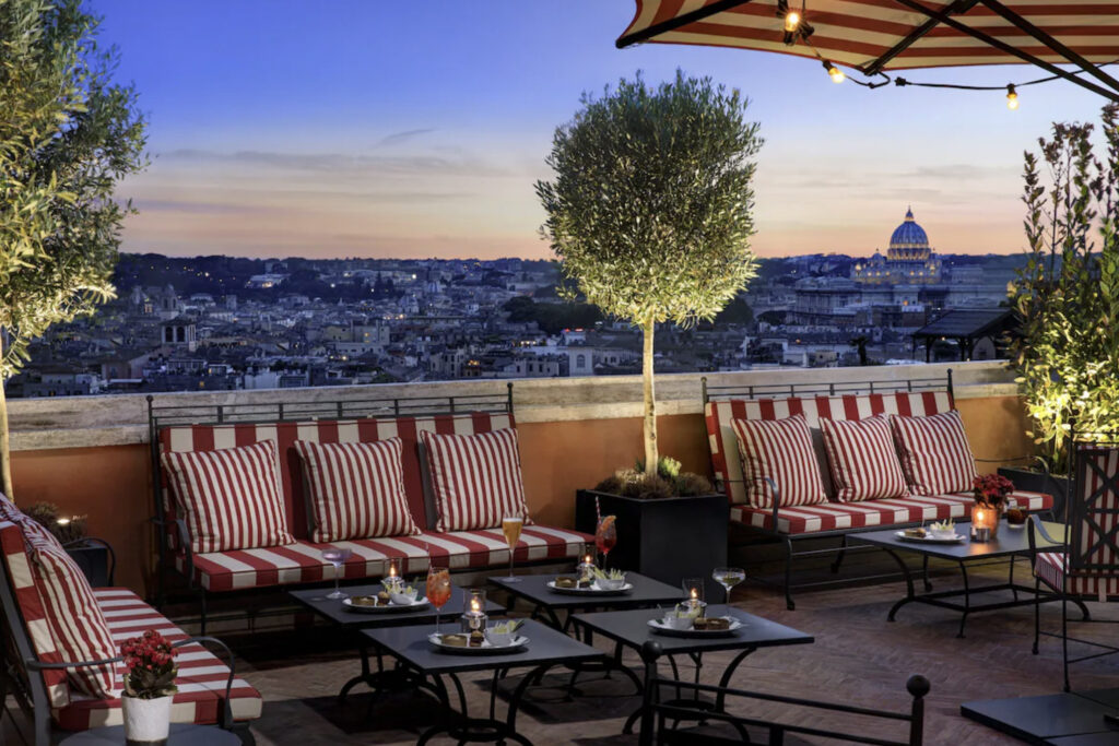 Utsikt mot Roma og sitteplass på terrassen.