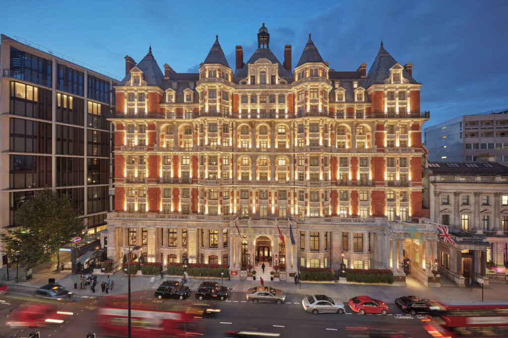 Hotellfasaden utenfor med hektisk gate.