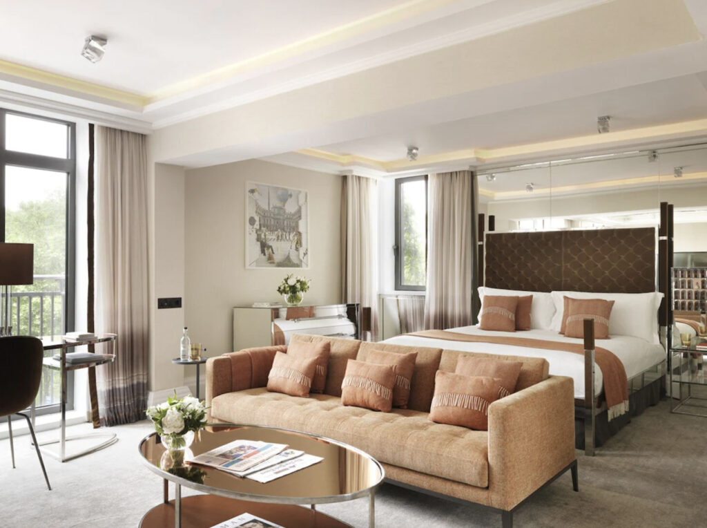 Dobbeltrom med sofa og bord. 