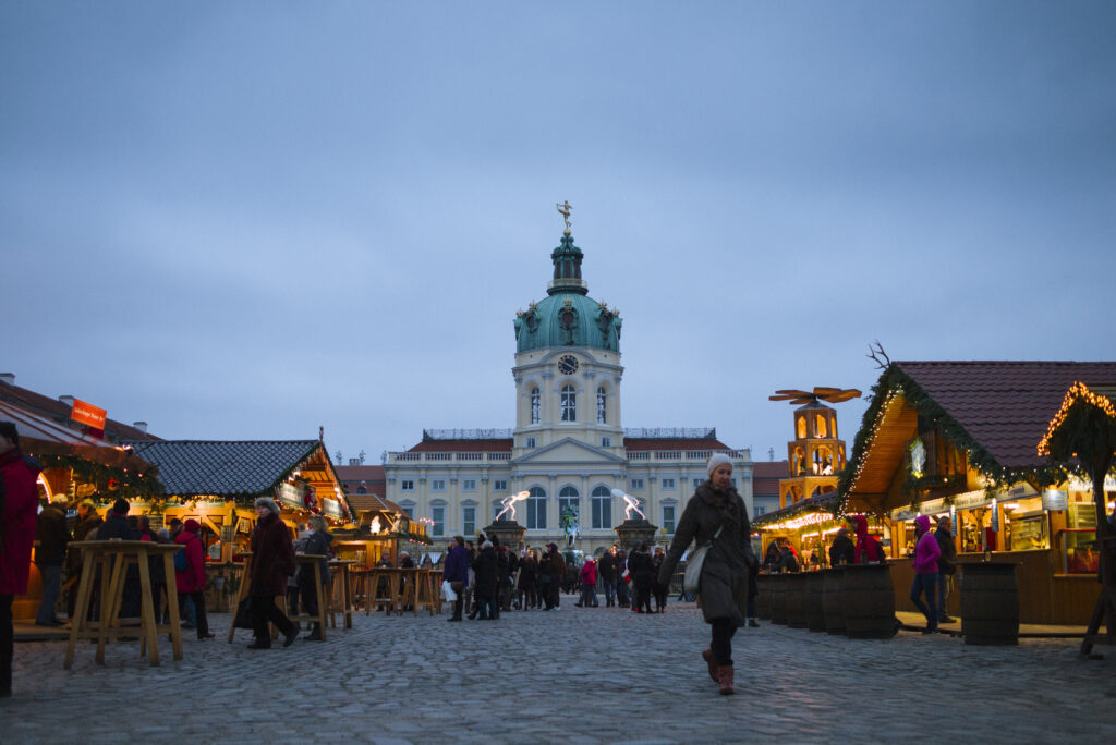 Julemarked med boder og mennesker. Mørkt. 