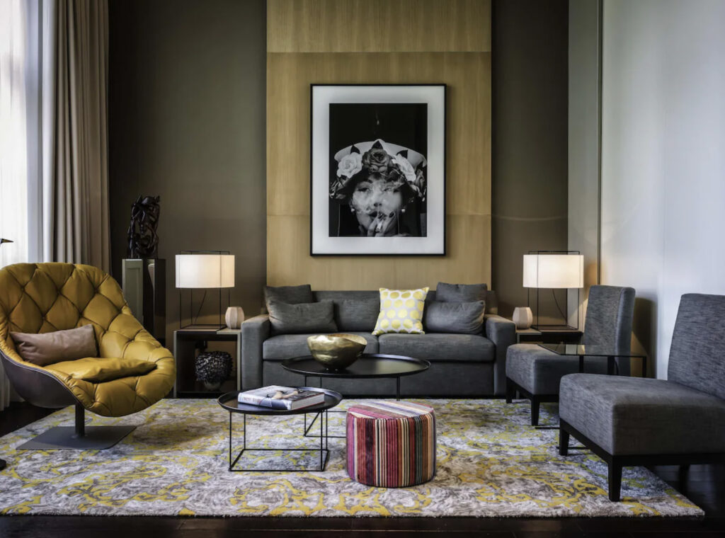 Hotellsuite med bilde på veggen av en dame som røyker. 