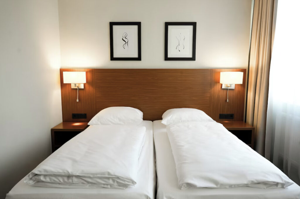 Hotellrom med dobbeltseng. 