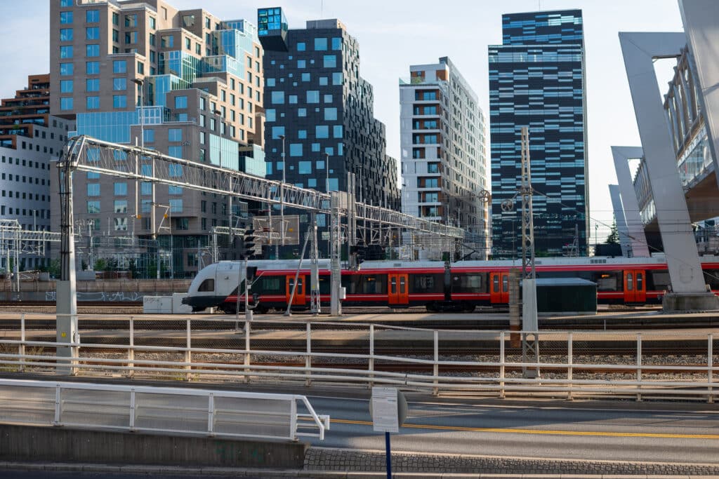 Tog som kjører inn til Oslo S.