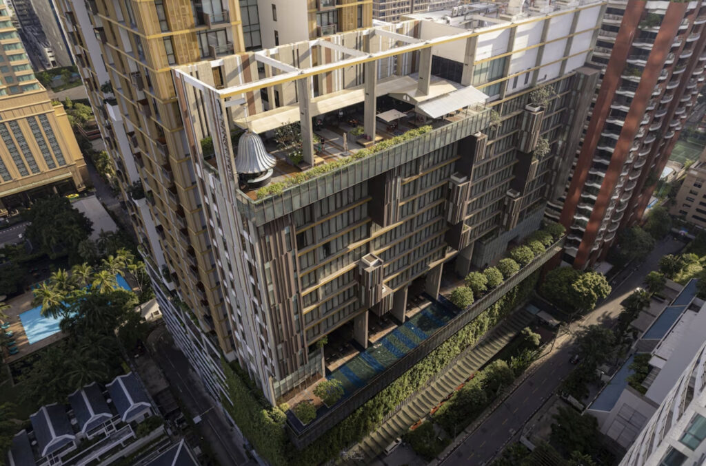 Hotellfasaden sett ovenfra. 