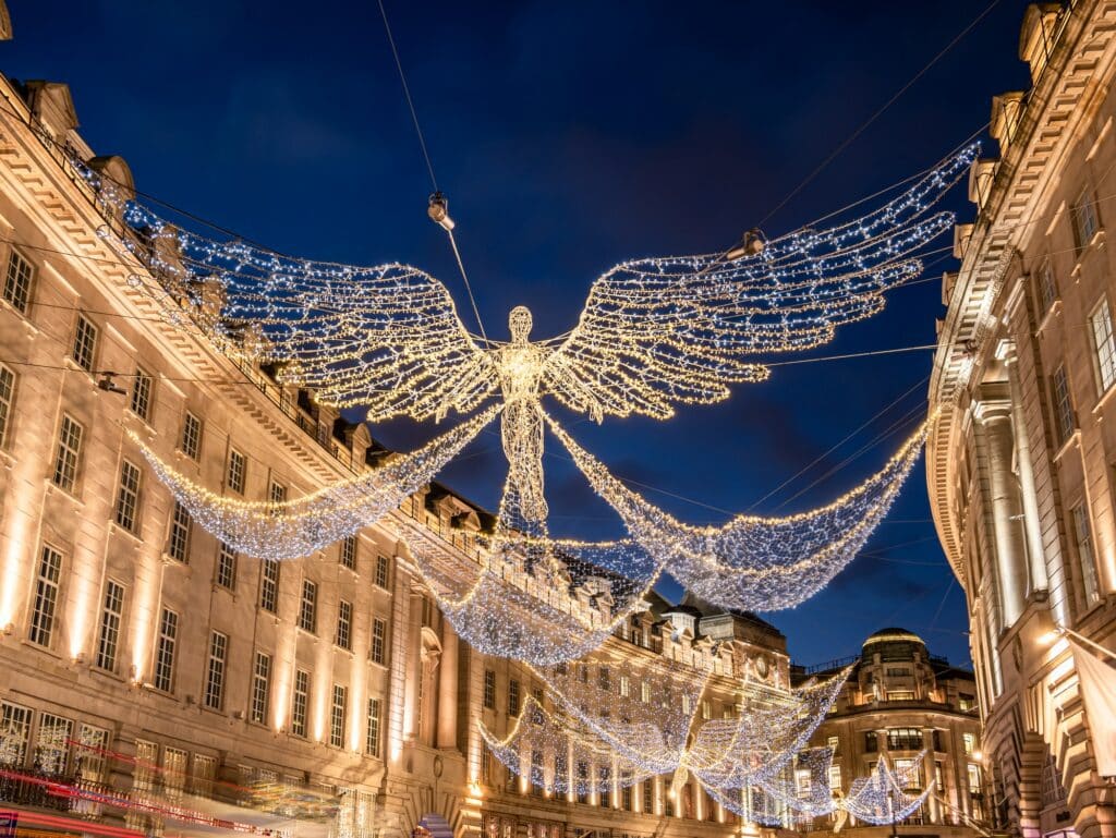 Store engleformede dekorasjoner utendørs på Regent Street, opplyst av julelys i vintersesongen i London, Storbritannia.