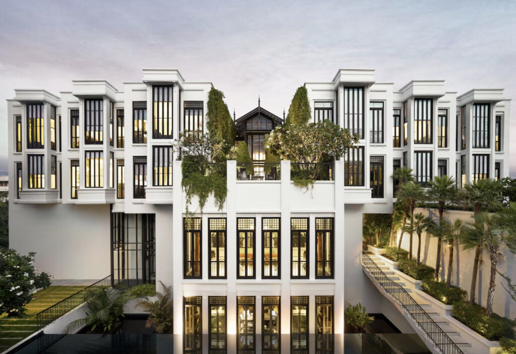 Hotellfasade med enkelt snitt. 