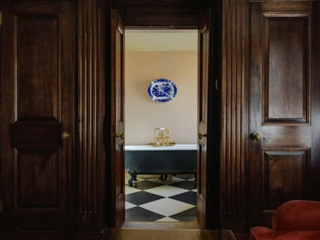 Hotellrom med inngang til badekar. 