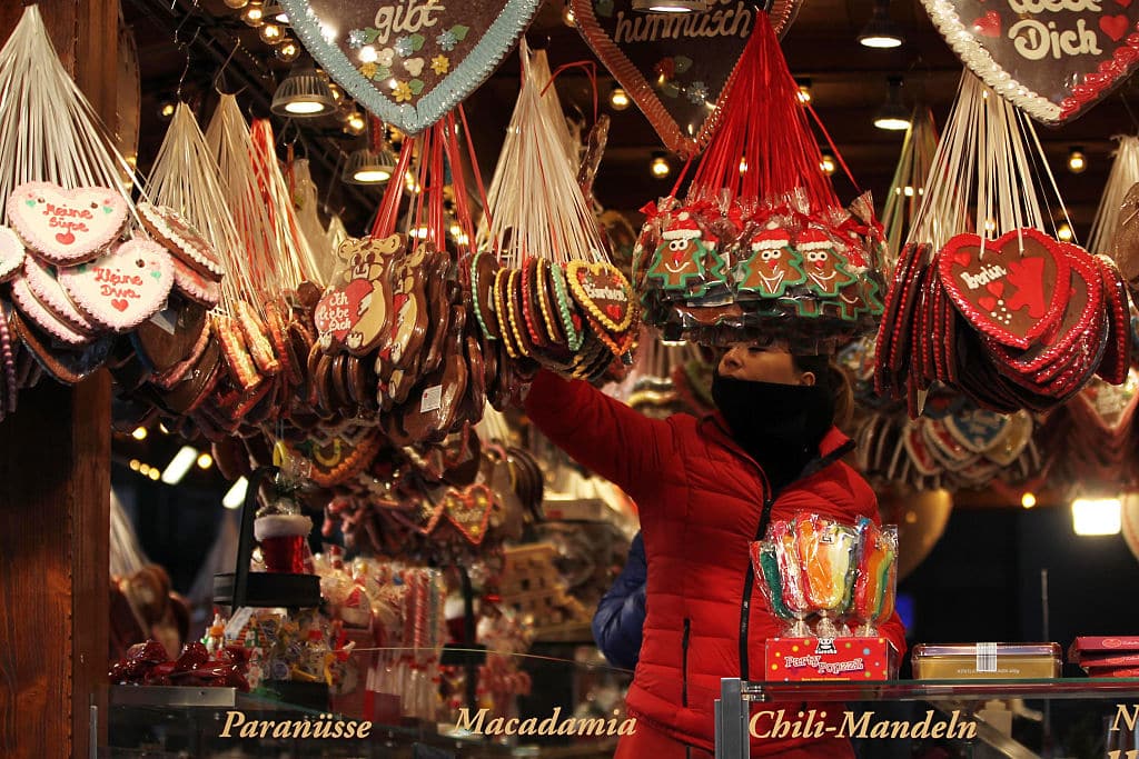 Dame som selger pepperkaker på julemarked.