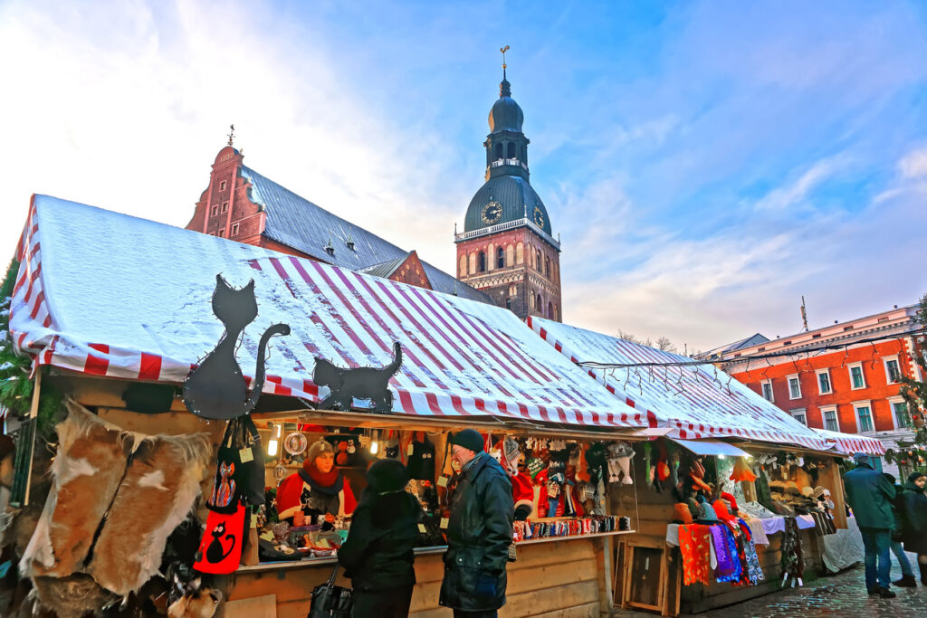 Folk i gatene som sjekker ut julemarkedene.