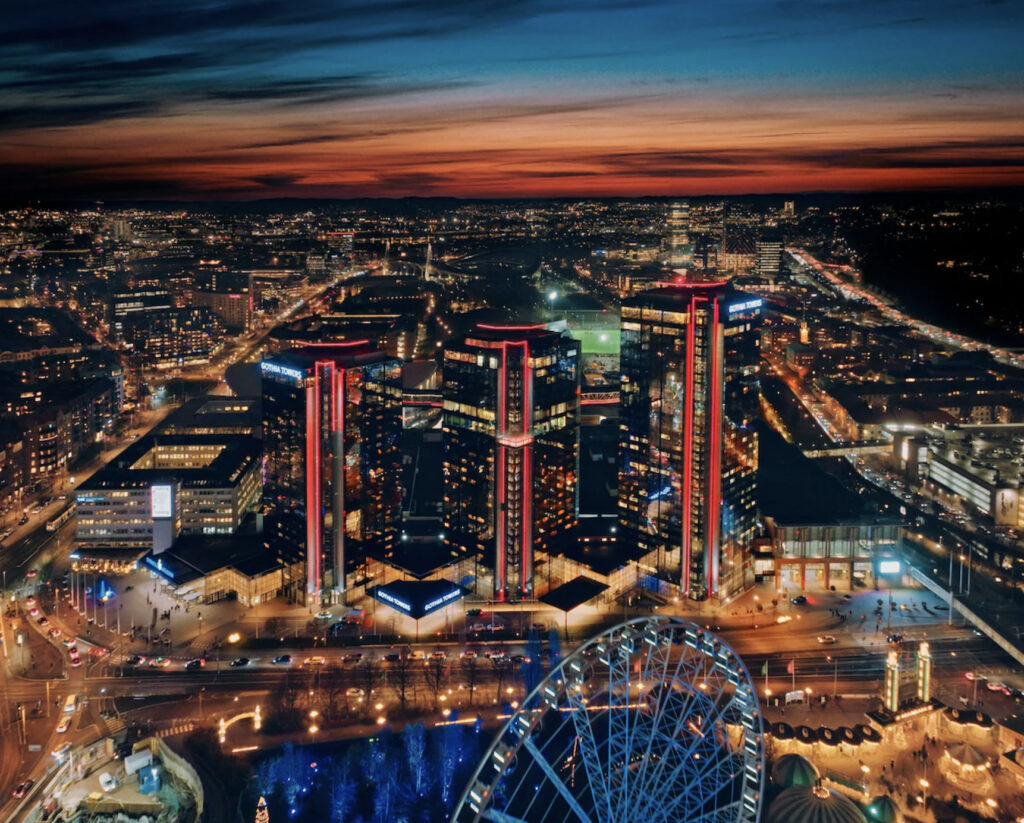 Gothia Towers utsikt ved Liseberg om natten.
