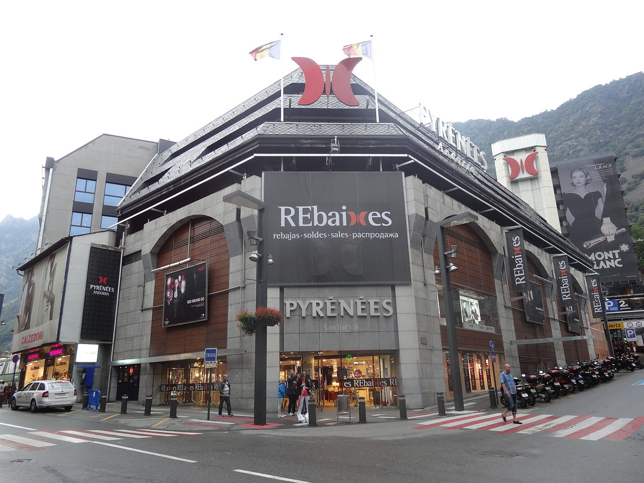 1280px-Pyrénées_shopping_mall_in_Andorra_la_Vella_03