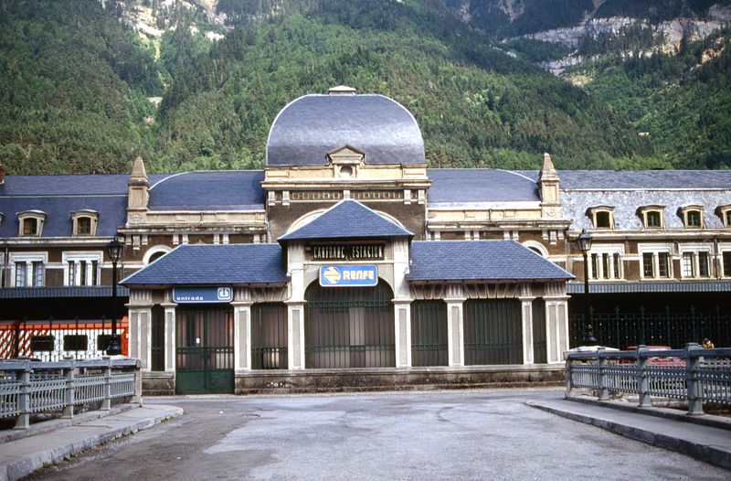 800px-Gare_internationale_de_Canfranc_-_l'_entrée_(1994)