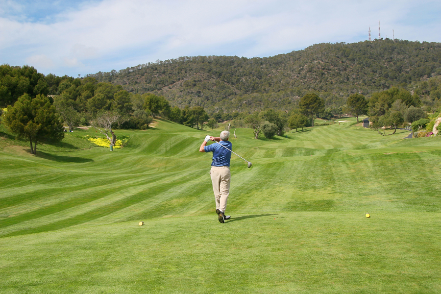 Med 19 golfbaner er det mange steder du kan slå ballen med golfkølla på Mallorca.