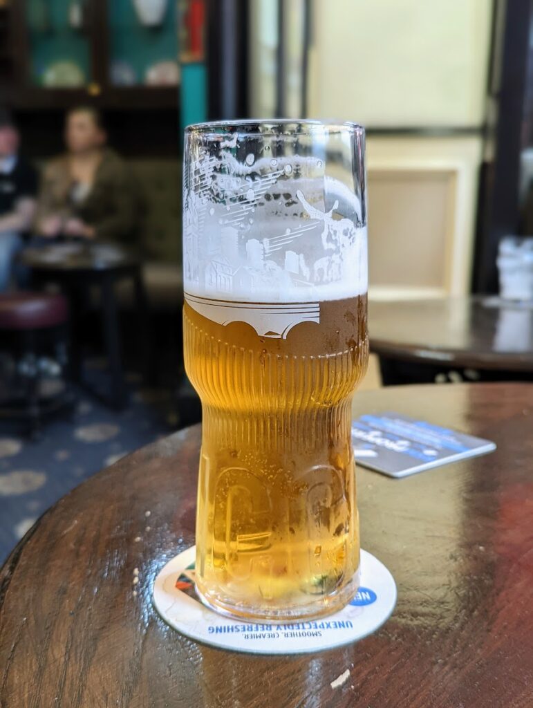 Liverpool har mye å by på. Her en pint. Det er ikke en liten øl.