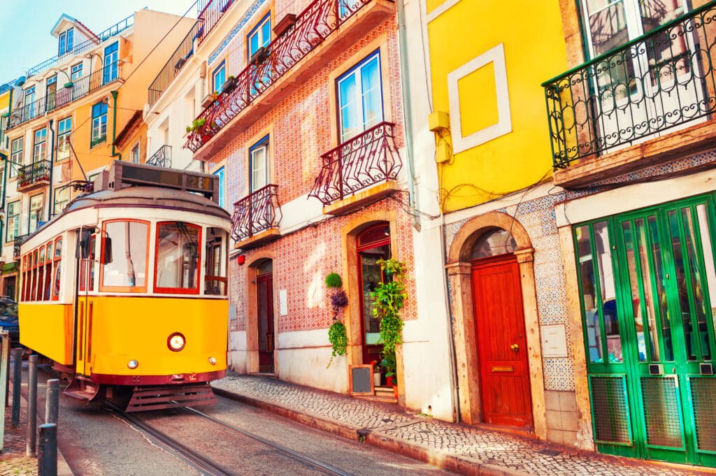 Gul vintage trikk i Lisboas gater