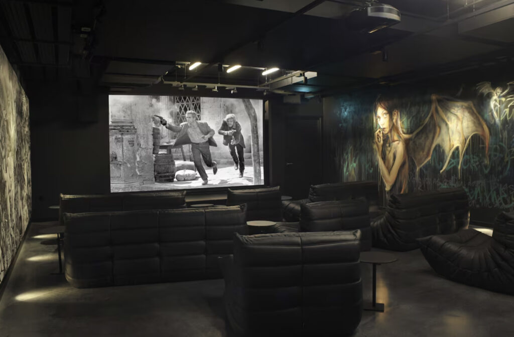 Hotell i London med kino. 
