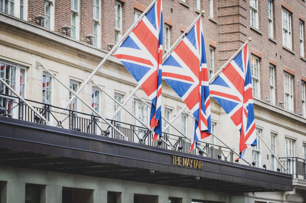 Hotell i London - fasade med britiske flagg ute. 