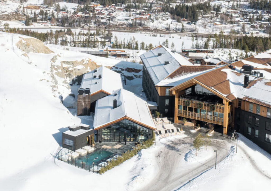Utenfor Fyri Resort med utendørs basseng, snø og skog. 