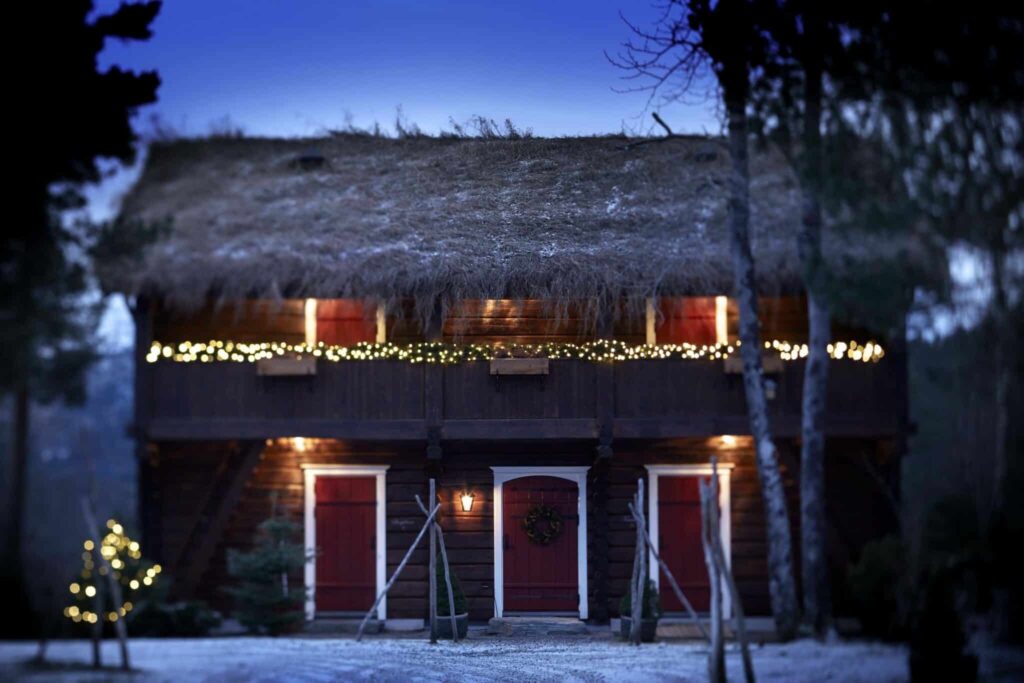 Hotell med julelys i trehus.
