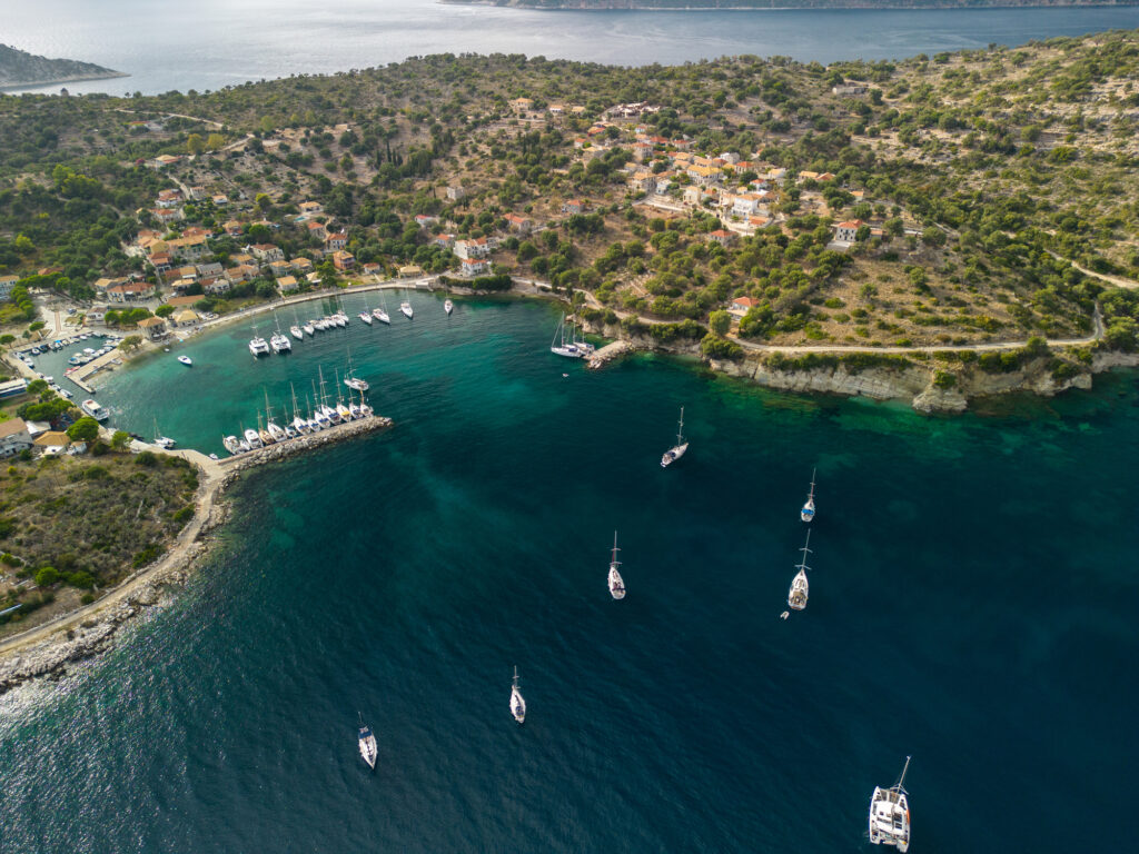 Båter ligger til havn i den greske øya Kastos i Hellas.