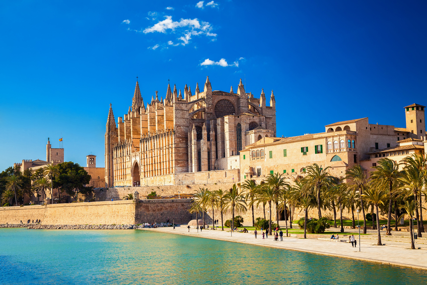 Reis til Palma de Mallorca og opplev Le Seu katedralen.