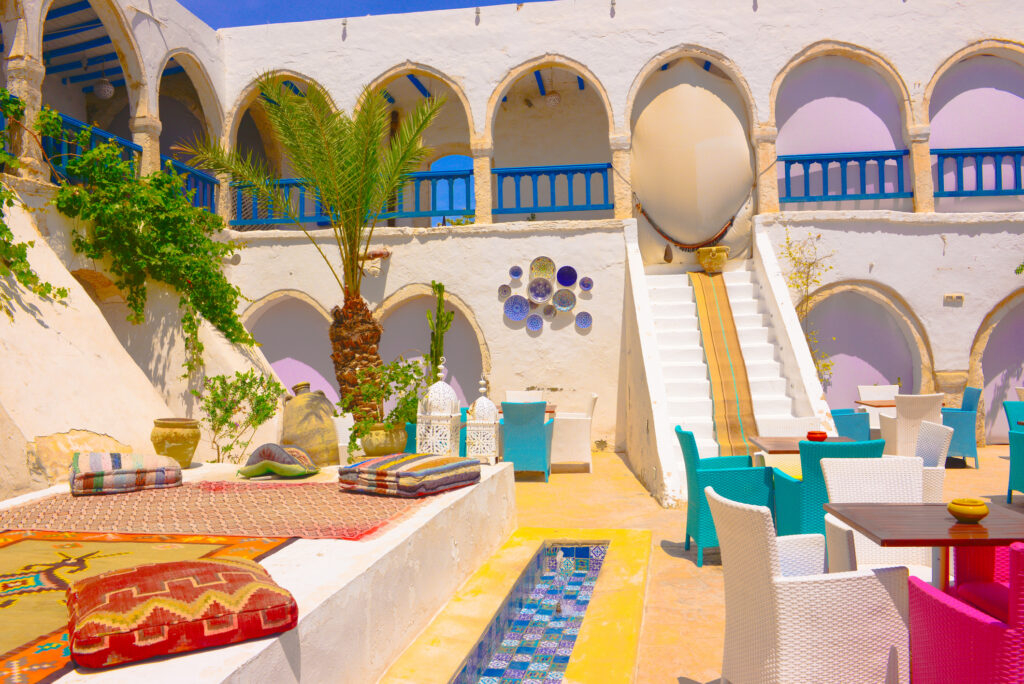 hvitt bygg med blå gjerde og trapp i djerba, tunisia