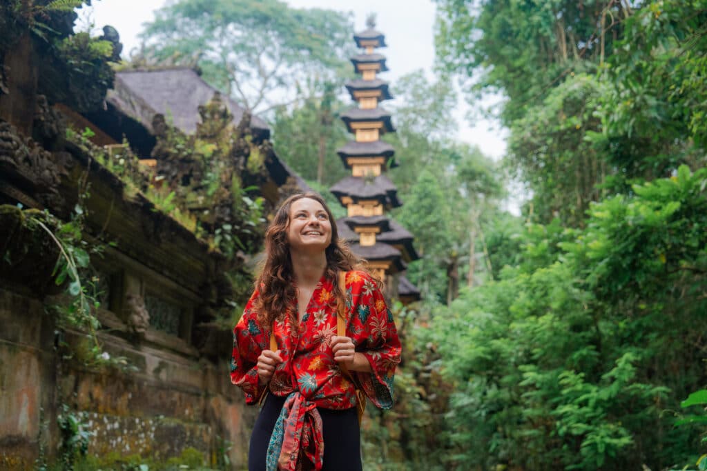 Kvinne som går gjennom jungelen i Ubud.