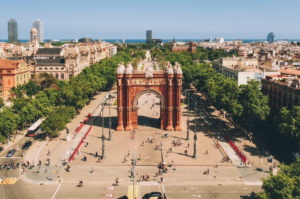 Arc de triomf i Barcelona. Folkemengde og grønt landskap.