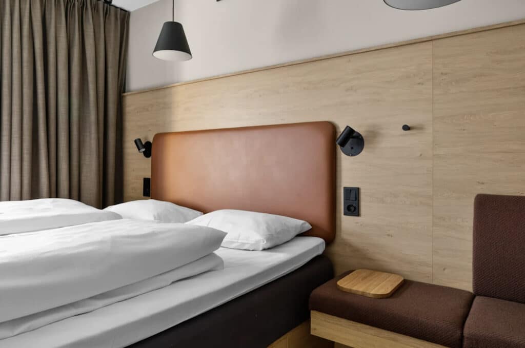 Comfort Hotel Express Youngstorget, Oslo. Hotellrom med hvit dyne og pute. Hotell Strawberry.