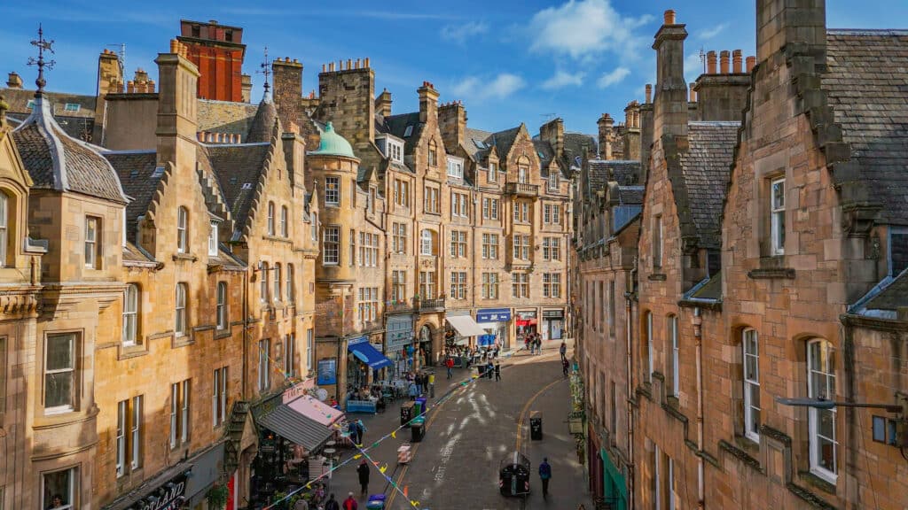 Edinburgh i Skottland med livlig folk og by.