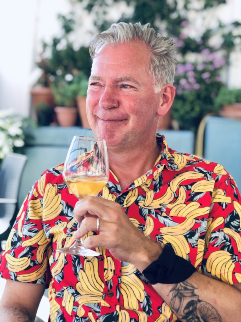 Reisejournalist Erik Valebrokk tar en drink på restaurant i Napolibukta på sin ferie.
