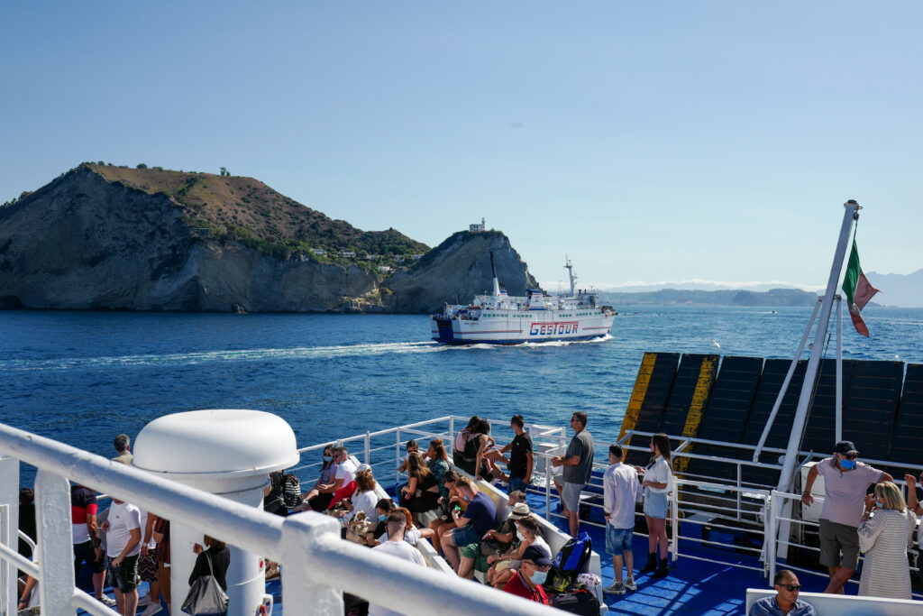 Fergen i Napolibukta er enkelt å ta fra Napoli og til øyene. Her er fergen med folk på vei til øyene. Bli med på ferie i Napolibukta.